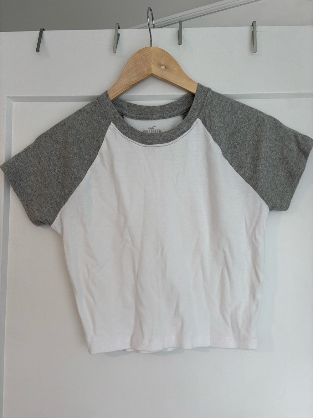 Hollister Cropped Raglan Tee in White & Gray